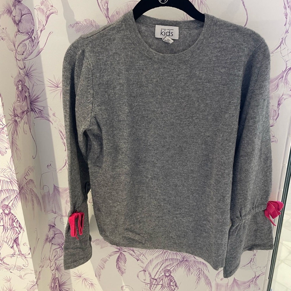 Cashemere gray sweater with pink tie sleeves